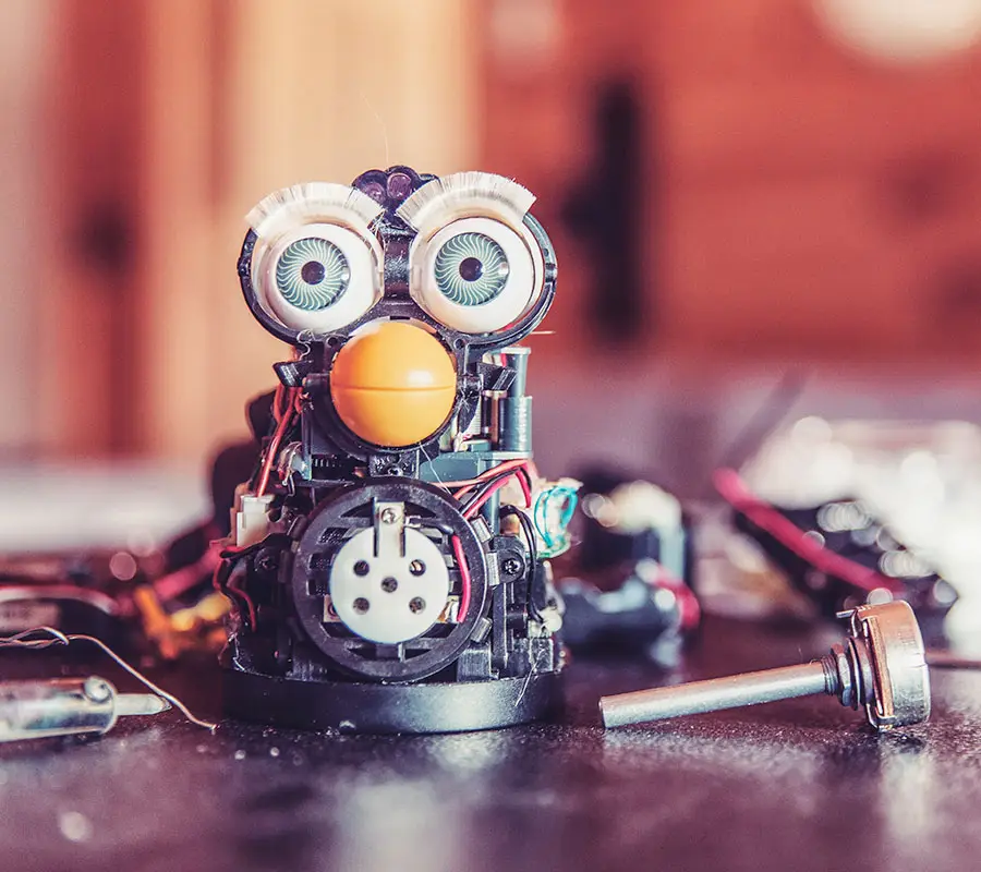 Zelfgebouwde robot van elektronica-onderdelen op een werkbank